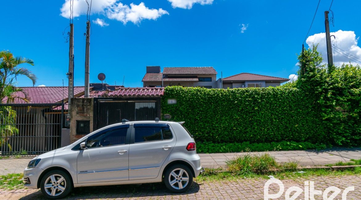 Casa à venda com 200m², 2 dormitórios, 1 suíte, 8 vagas, no bairro Nonoai em Porto Alegre