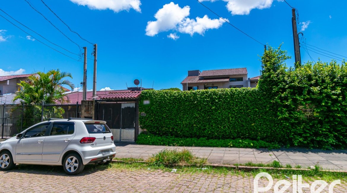 Casa à venda com 200m², 2 dormitórios, 1 suíte, 8 vagas, no bairro Nonoai em Porto Alegre