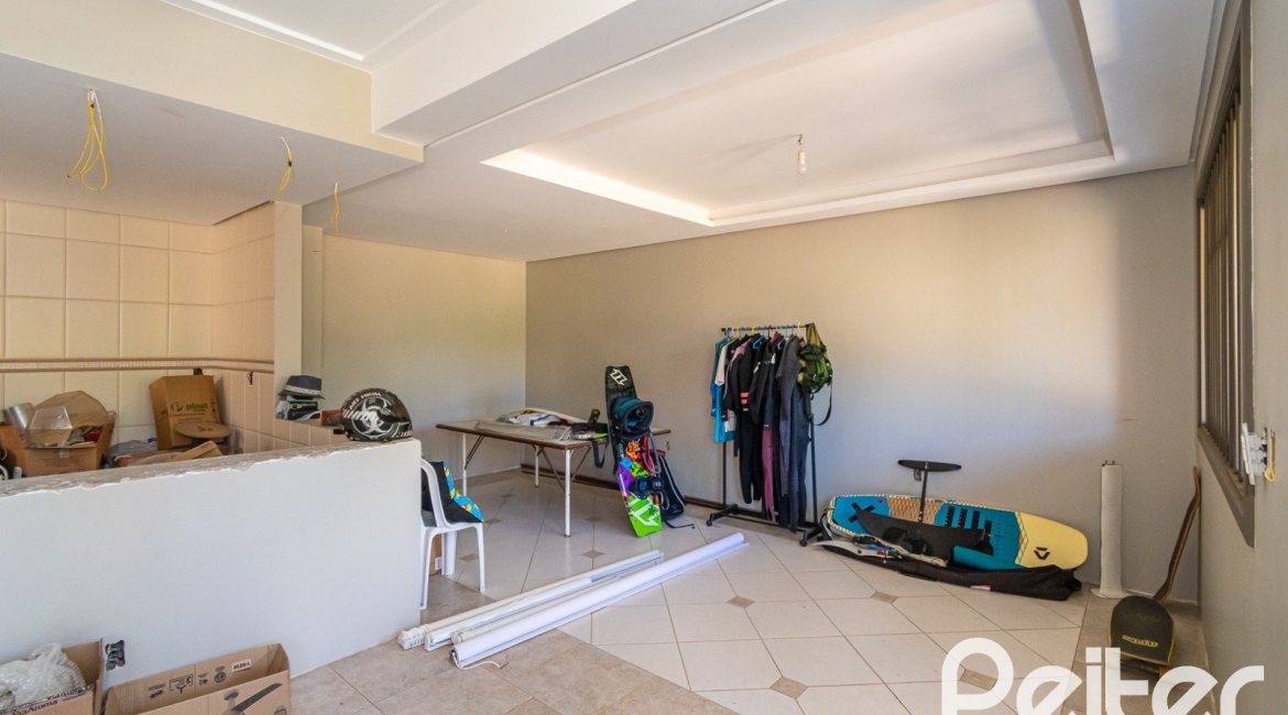 Casa à venda com 200m², 2 dormitórios, 1 suíte, 8 vagas, no bairro Nonoai em Porto Alegre