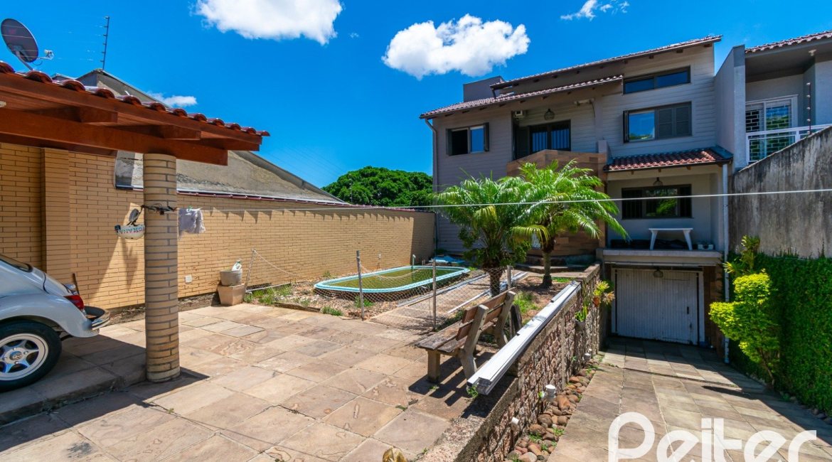 Casa à venda com 200m², 2 dormitórios, 1 suíte, 8 vagas, no bairro Nonoai em Porto Alegre