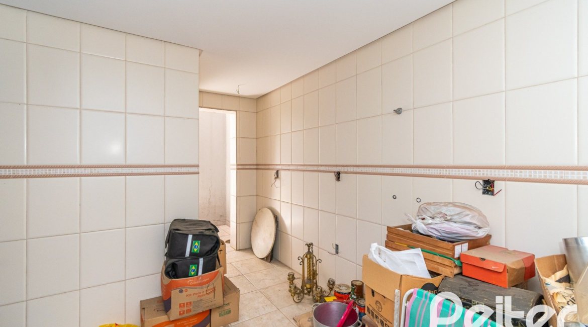 Casa à venda com 200m², 2 dormitórios, 1 suíte, 8 vagas, no bairro Nonoai em Porto Alegre