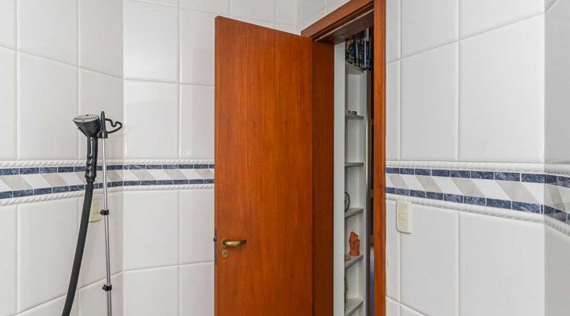 Casa à venda com 200m², 2 dormitórios, 1 suíte, 8 vagas, no bairro Nonoai em Porto Alegre