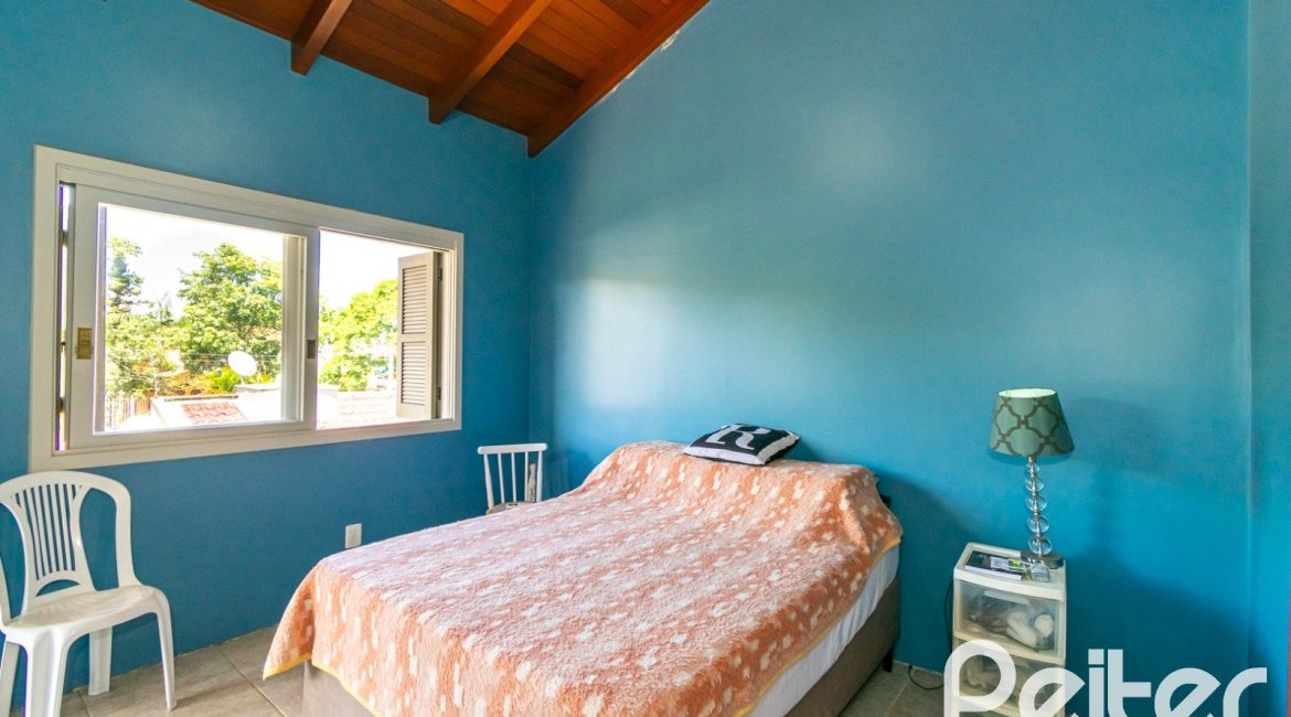 Casa à venda com 200m², 2 dormitórios, 1 suíte, 8 vagas, no bairro Nonoai em Porto Alegre