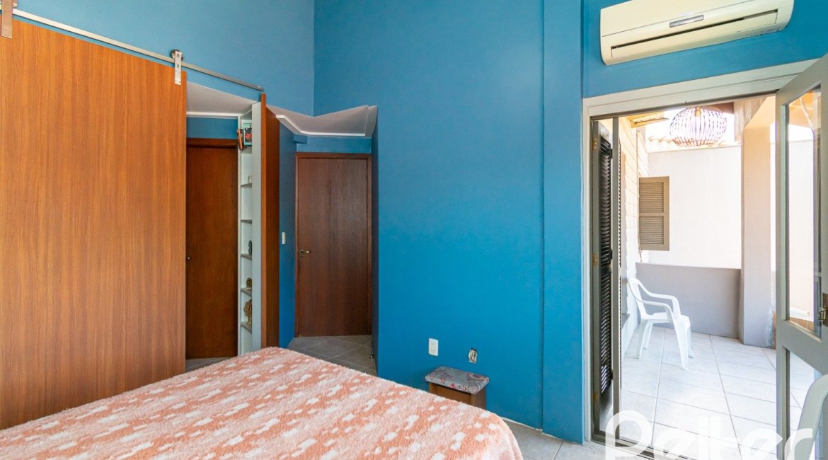 Casa à venda com 200m², 2 dormitórios, 1 suíte, 8 vagas, no bairro Nonoai em Porto Alegre