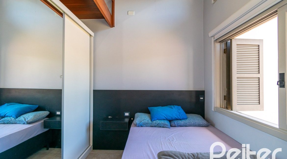 Casa à venda com 200m², 2 dormitórios, 1 suíte, 8 vagas, no bairro Nonoai em Porto Alegre