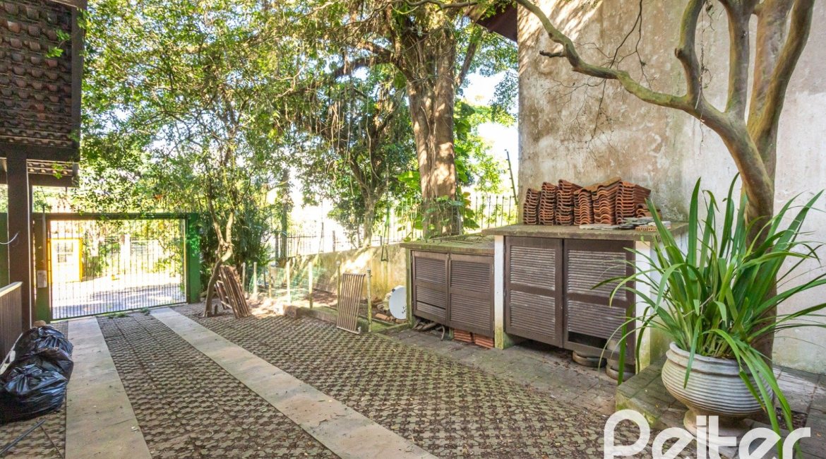Casa à venda com 374m², 4 dormitórios, 1 suíte, 6 vagas, no bairro Jardim Isabel em Porto Alegre