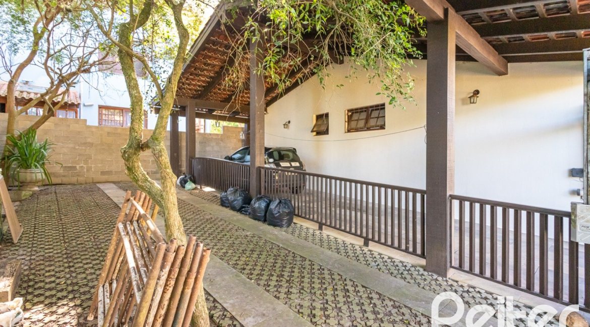 Casa à venda com 374m², 4 dormitórios, 1 suíte, 6 vagas, no bairro Jardim Isabel em Porto Alegre