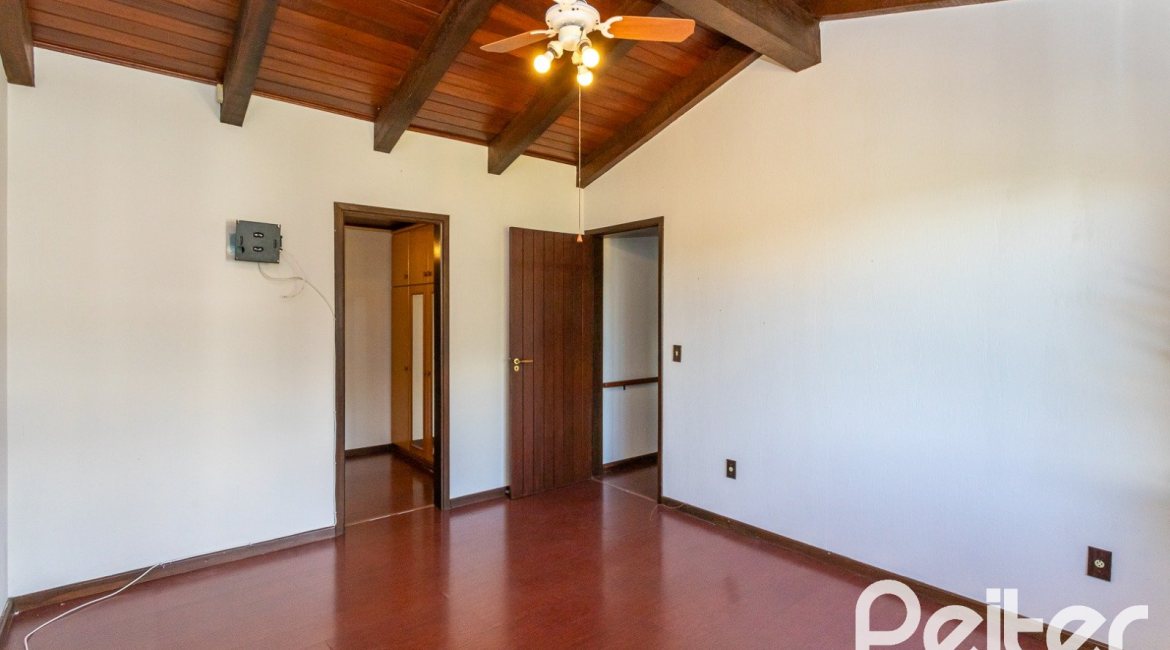 Casa à venda com 374m², 4 dormitórios, 1 suíte, 6 vagas, no bairro Jardim Isabel em Porto Alegre