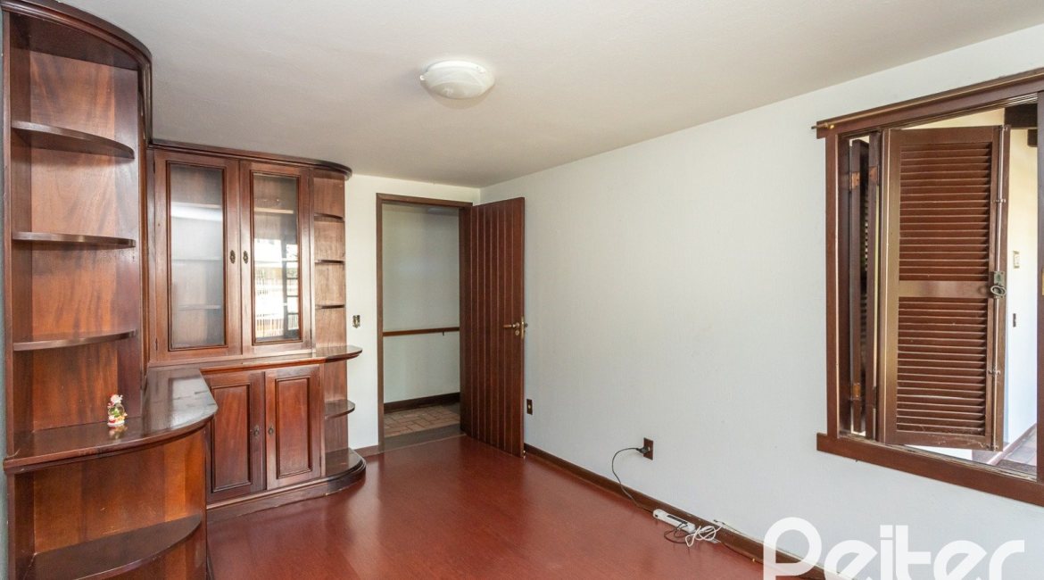 Casa à venda com 374m², 4 dormitórios, 1 suíte, 6 vagas, no bairro Jardim Isabel em Porto Alegre