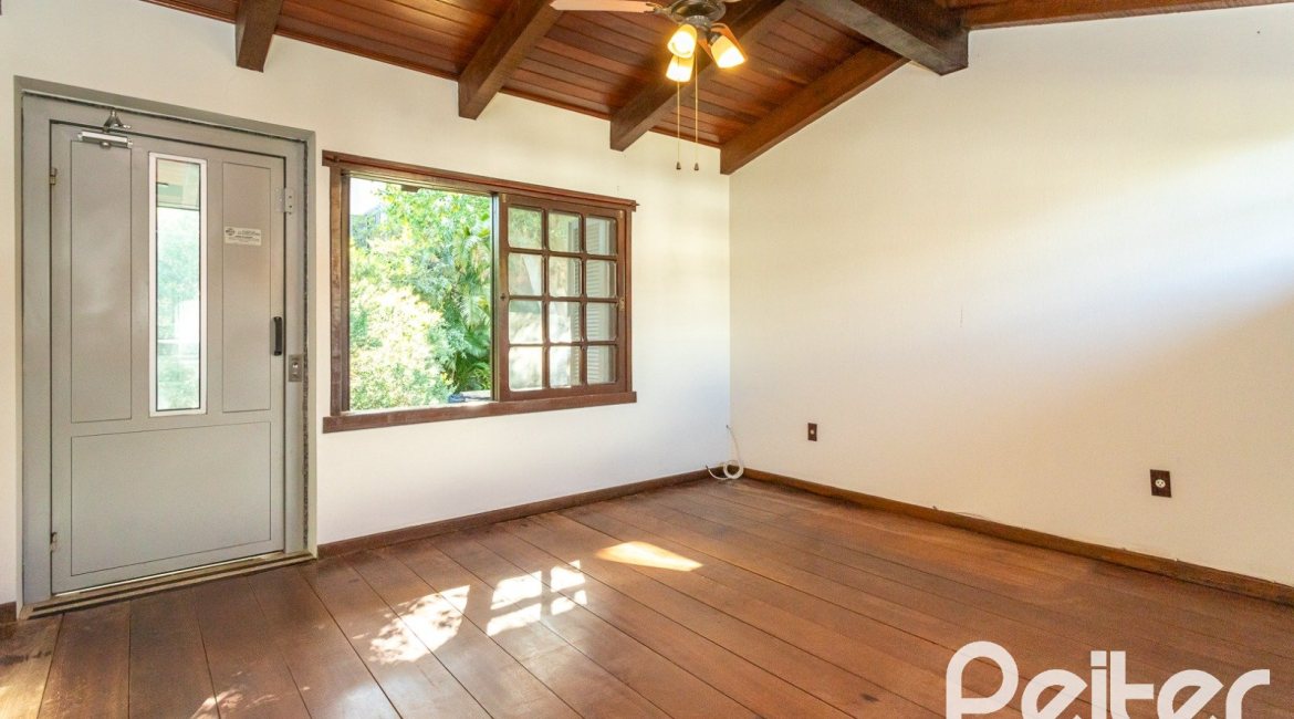 Casa à venda com 374m², 4 dormitórios, 1 suíte, 6 vagas, no bairro Jardim Isabel em Porto Alegre