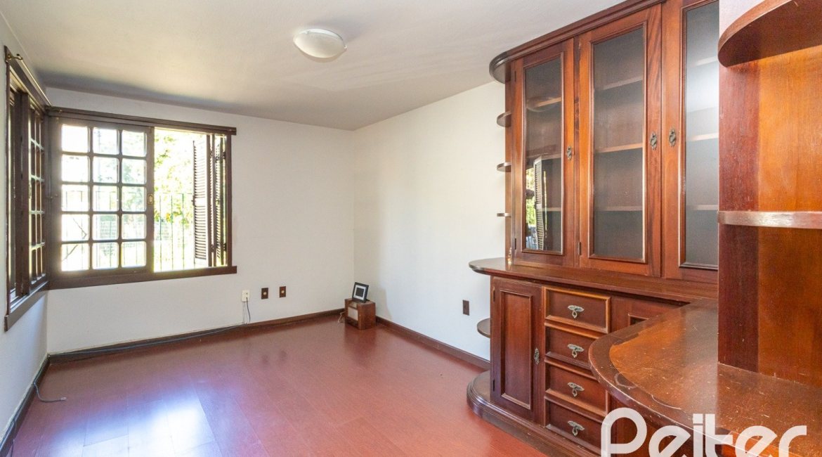 Casa à venda com 374m², 4 dormitórios, 1 suíte, 6 vagas, no bairro Jardim Isabel em Porto Alegre