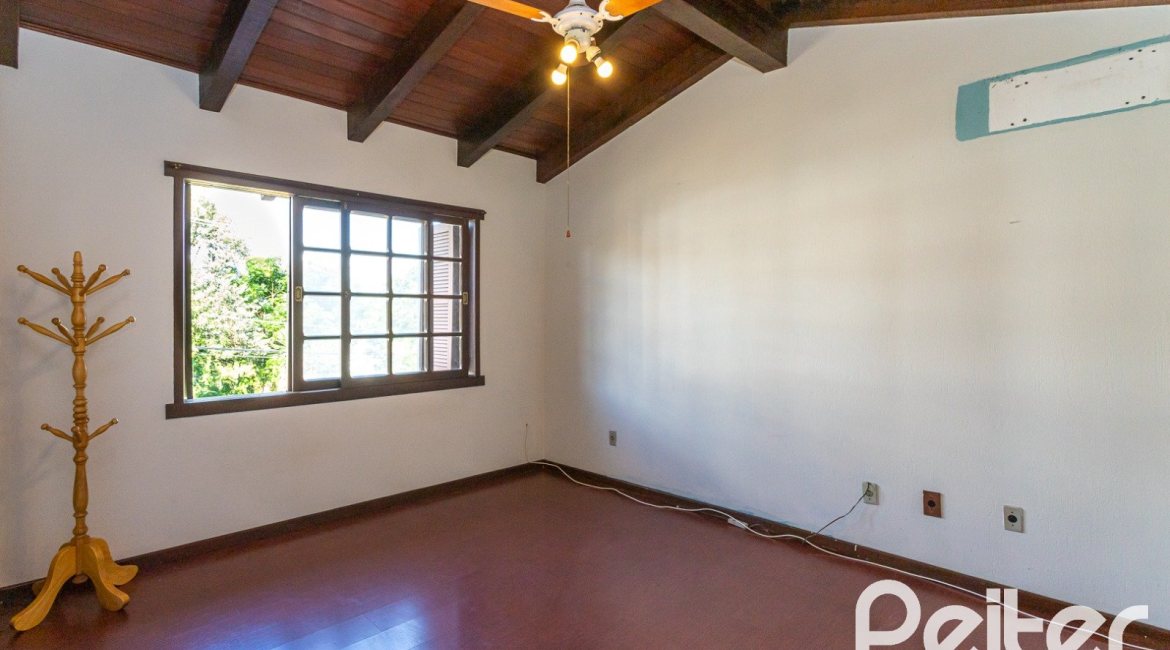 Casa à venda com 374m², 4 dormitórios, 1 suíte, 6 vagas, no bairro Jardim Isabel em Porto Alegre