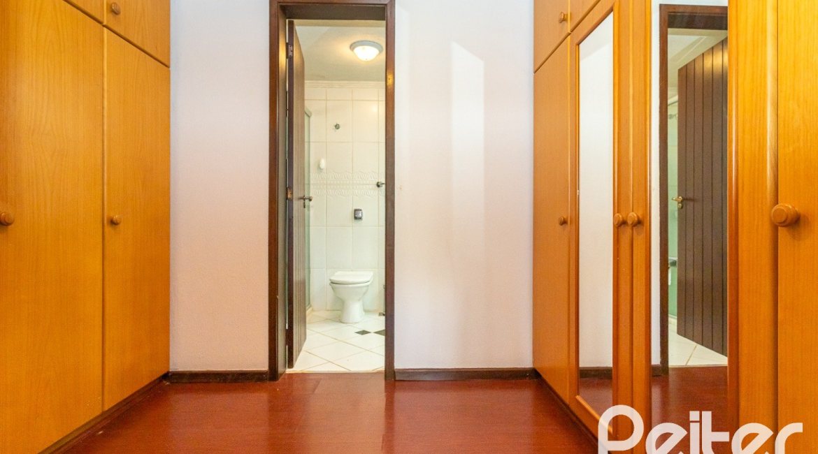 Casa à venda com 374m², 4 dormitórios, 1 suíte, 6 vagas, no bairro Jardim Isabel em Porto Alegre
