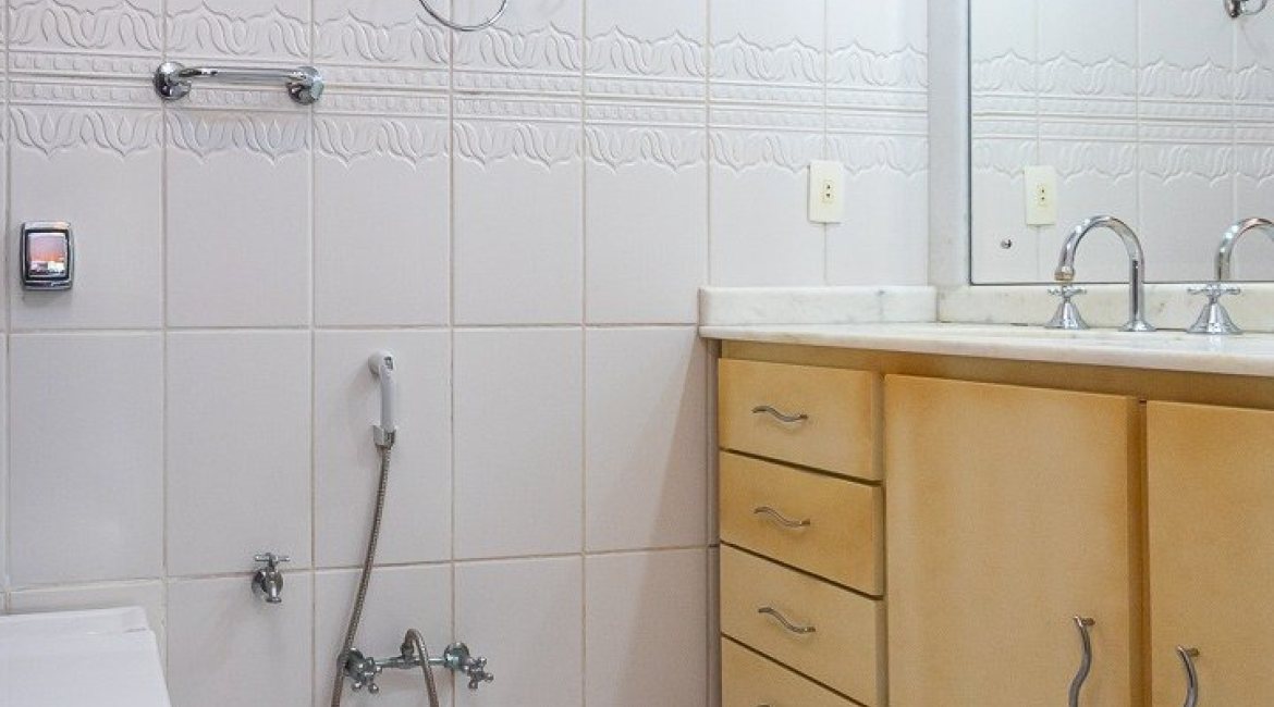 Casa à venda com 374m², 4 dormitórios, 1 suíte, 6 vagas, no bairro Jardim Isabel em Porto Alegre