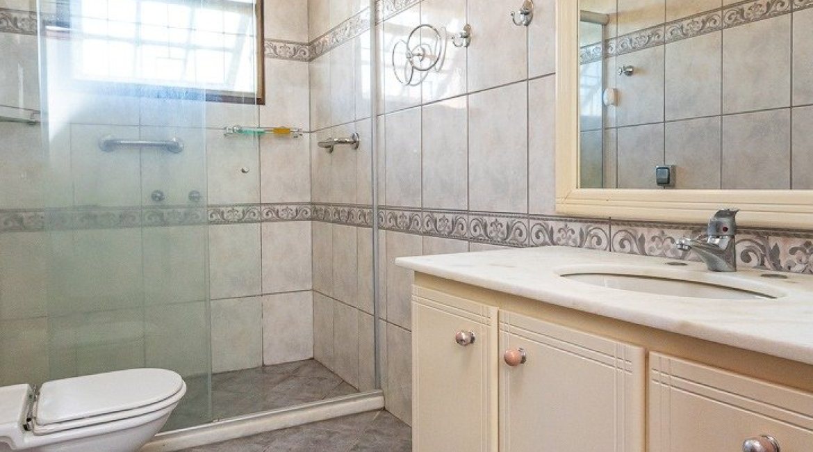 Casa à venda com 374m², 4 dormitórios, 1 suíte, 6 vagas, no bairro Jardim Isabel em Porto Alegre