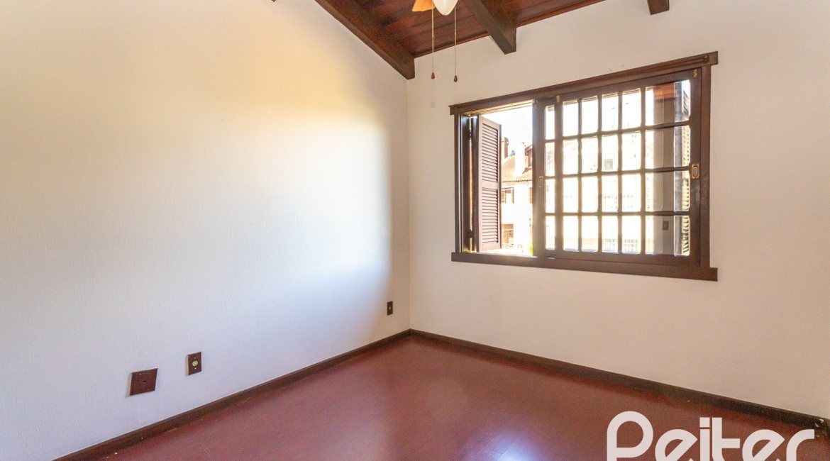Casa à venda com 374m², 4 dormitórios, 1 suíte, 6 vagas, no bairro Jardim Isabel em Porto Alegre