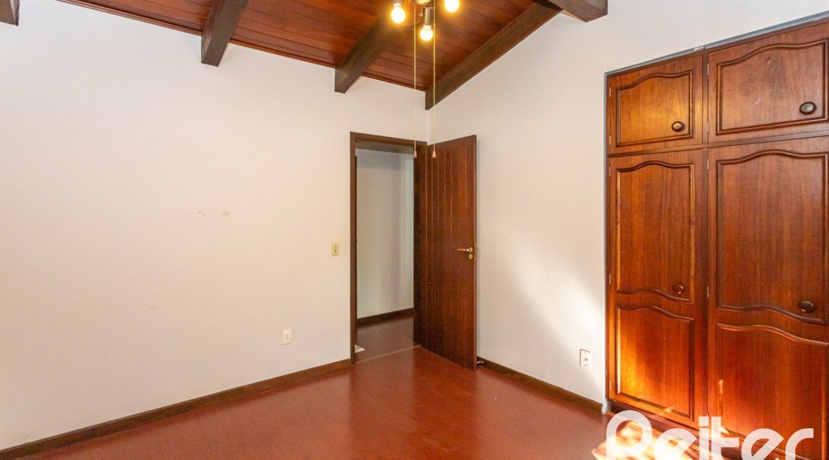 Casa à venda com 374m², 4 dormitórios, 1 suíte, 6 vagas, no bairro Jardim Isabel em Porto Alegre