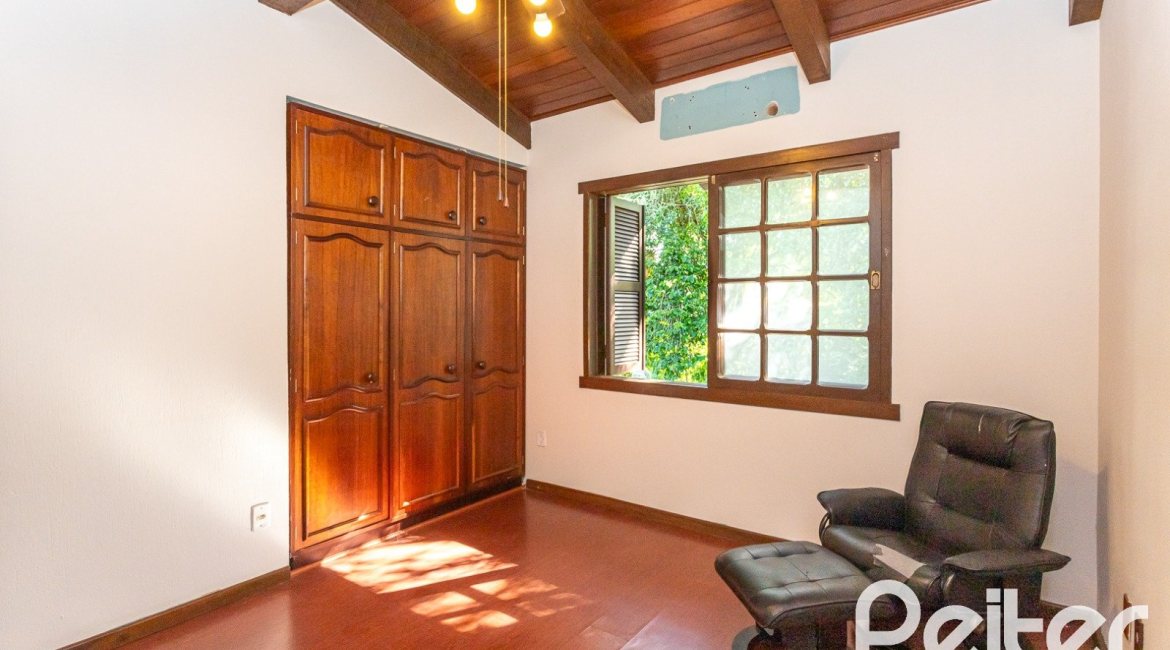 Casa à venda com 374m², 4 dormitórios, 1 suíte, 6 vagas, no bairro Jardim Isabel em Porto Alegre