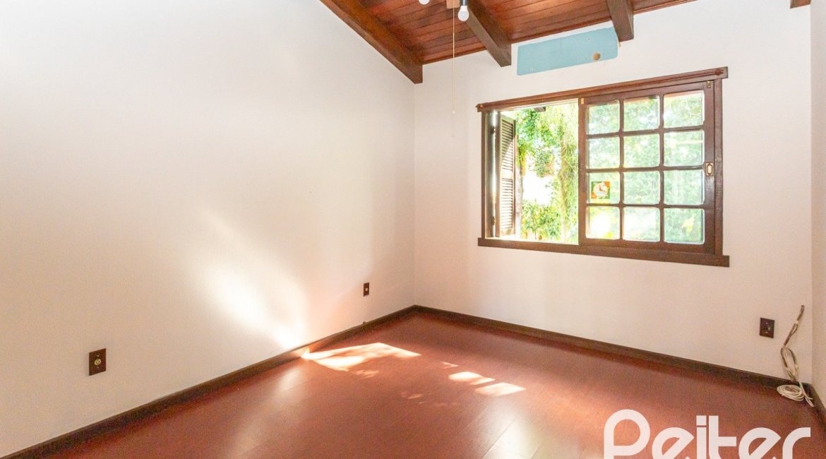 Casa à venda com 374m², 4 dormitórios, 1 suíte, 6 vagas, no bairro Jardim Isabel em Porto Alegre