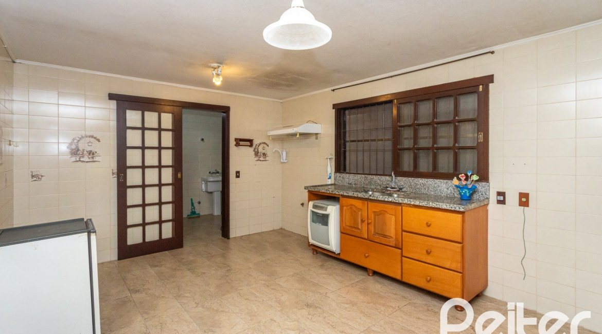 Casa à venda com 374m², 4 dormitórios, 1 suíte, 6 vagas, no bairro Jardim Isabel em Porto Alegre