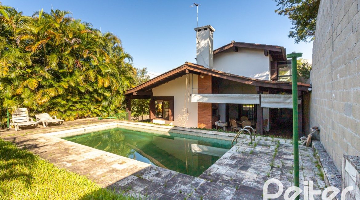 Casa à venda com 374m², 4 dormitórios, 1 suíte, 6 vagas, no bairro Jardim Isabel em Porto Alegre