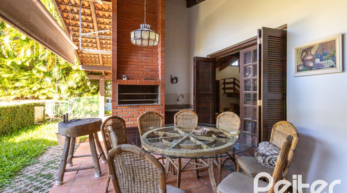 Casa à venda com 374m², 4 dormitórios, 1 suíte, 6 vagas, no bairro Jardim Isabel em Porto Alegre