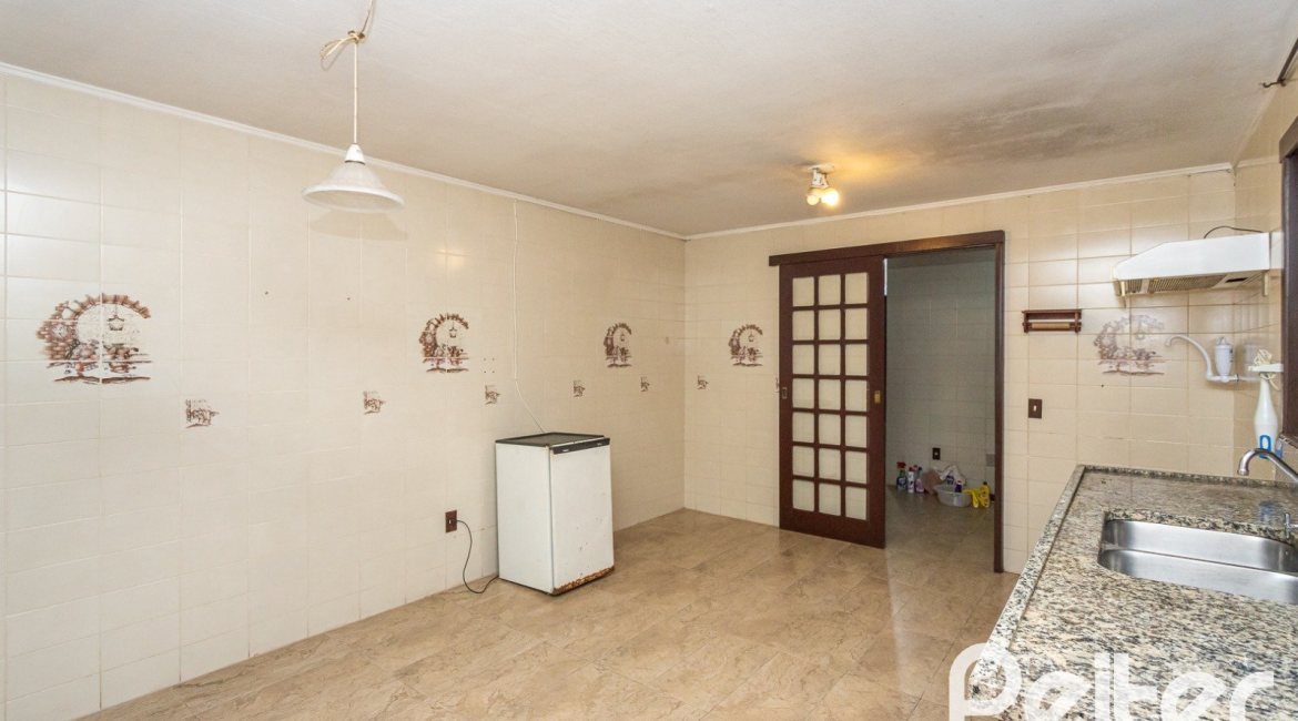 Casa à venda com 374m², 4 dormitórios, 1 suíte, 6 vagas, no bairro Jardim Isabel em Porto Alegre