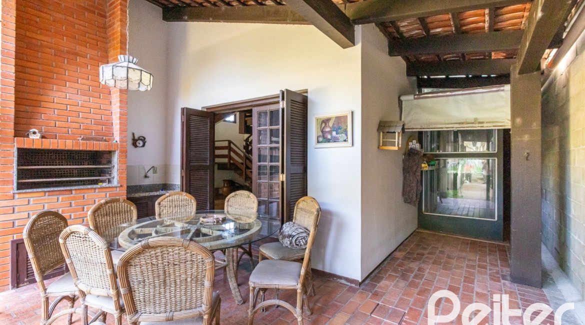 Casa à venda com 374m², 4 dormitórios, 1 suíte, 6 vagas, no bairro Jardim Isabel em Porto Alegre