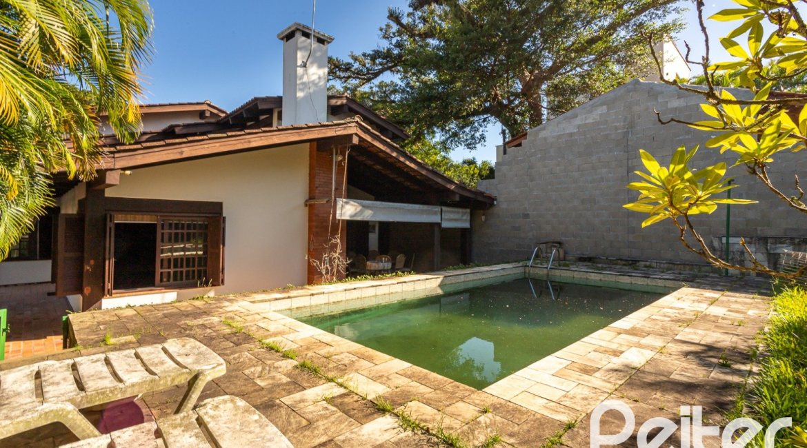 Casa à venda com 374m², 4 dormitórios, 1 suíte, 6 vagas, no bairro Jardim Isabel em Porto Alegre