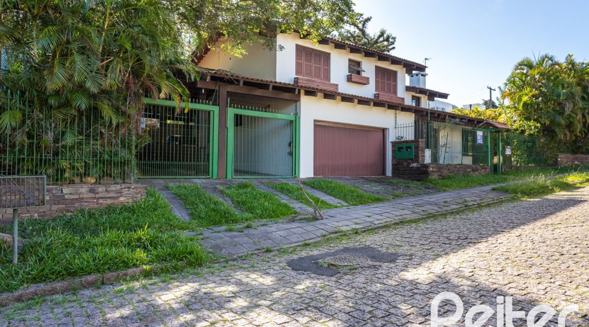 Casa à venda com 374m², 4 dormitórios, 1 suíte, 6 vagas, no bairro Jardim Isabel em Porto Alegre
