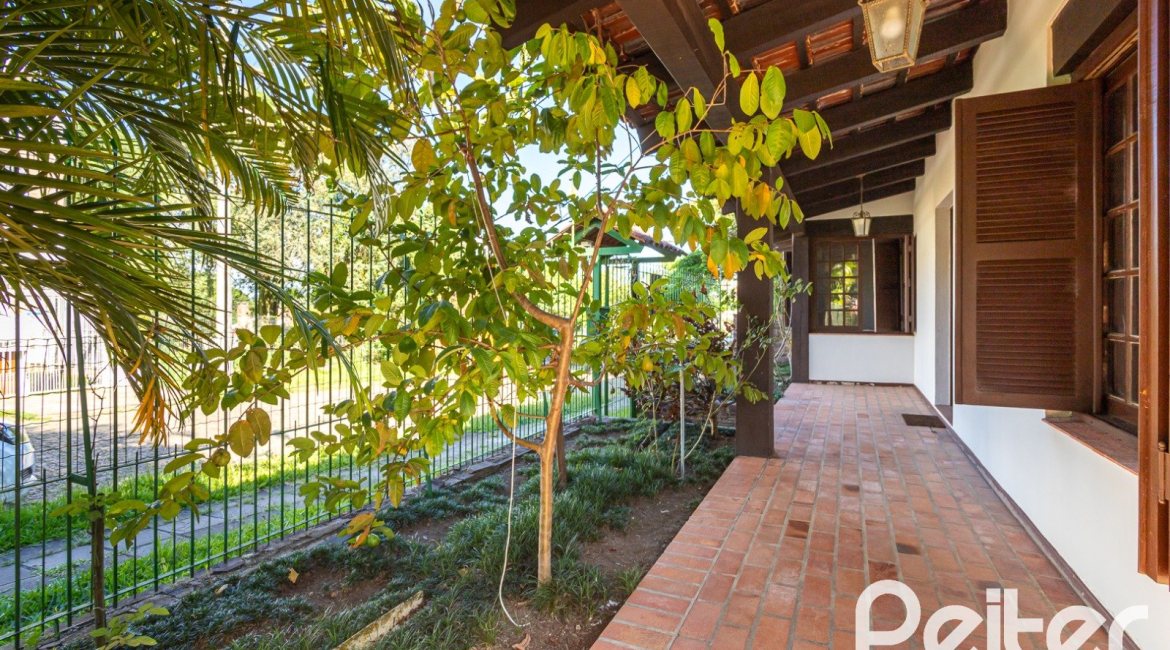 Casa à venda com 374m², 4 dormitórios, 1 suíte, 6 vagas, no bairro Jardim Isabel em Porto Alegre