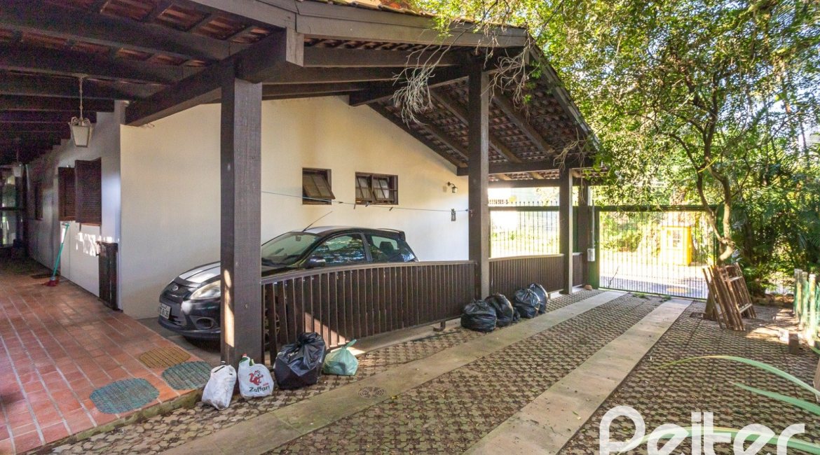 Casa à venda com 374m², 4 dormitórios, 1 suíte, 6 vagas, no bairro Jardim Isabel em Porto Alegre