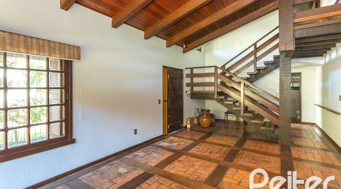 Casa à venda com 374m², 4 dormitórios, 1 suíte, 6 vagas, no bairro Jardim Isabel em Porto Alegre