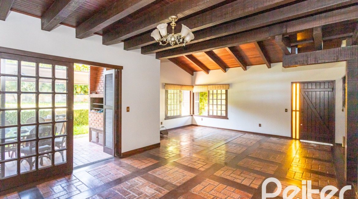 Casa à venda com 374m², 4 dormitórios, 1 suíte, 6 vagas, no bairro Jardim Isabel em Porto Alegre