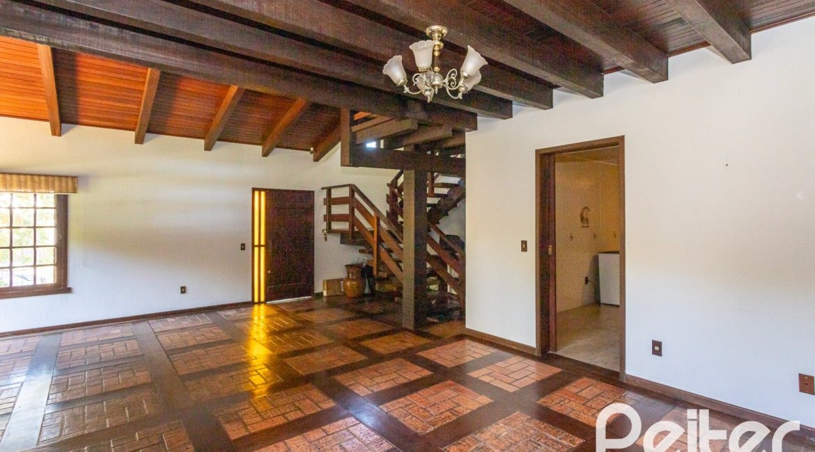 Casa à venda com 374m², 4 dormitórios, 1 suíte, 6 vagas, no bairro Jardim Isabel em Porto Alegre