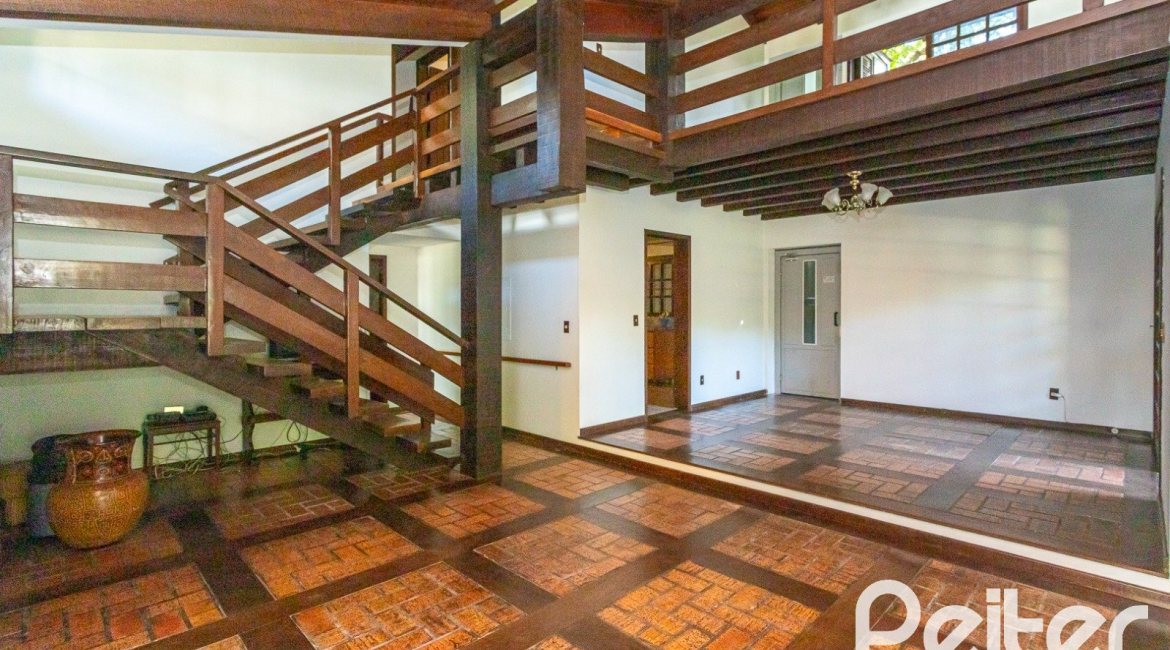 Casa à venda com 374m², 4 dormitórios, 1 suíte, 6 vagas, no bairro Jardim Isabel em Porto Alegre