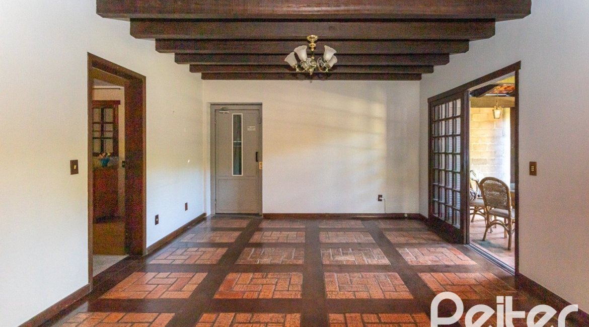 Casa à venda com 374m², 4 dormitórios, 1 suíte, 6 vagas, no bairro Jardim Isabel em Porto Alegre