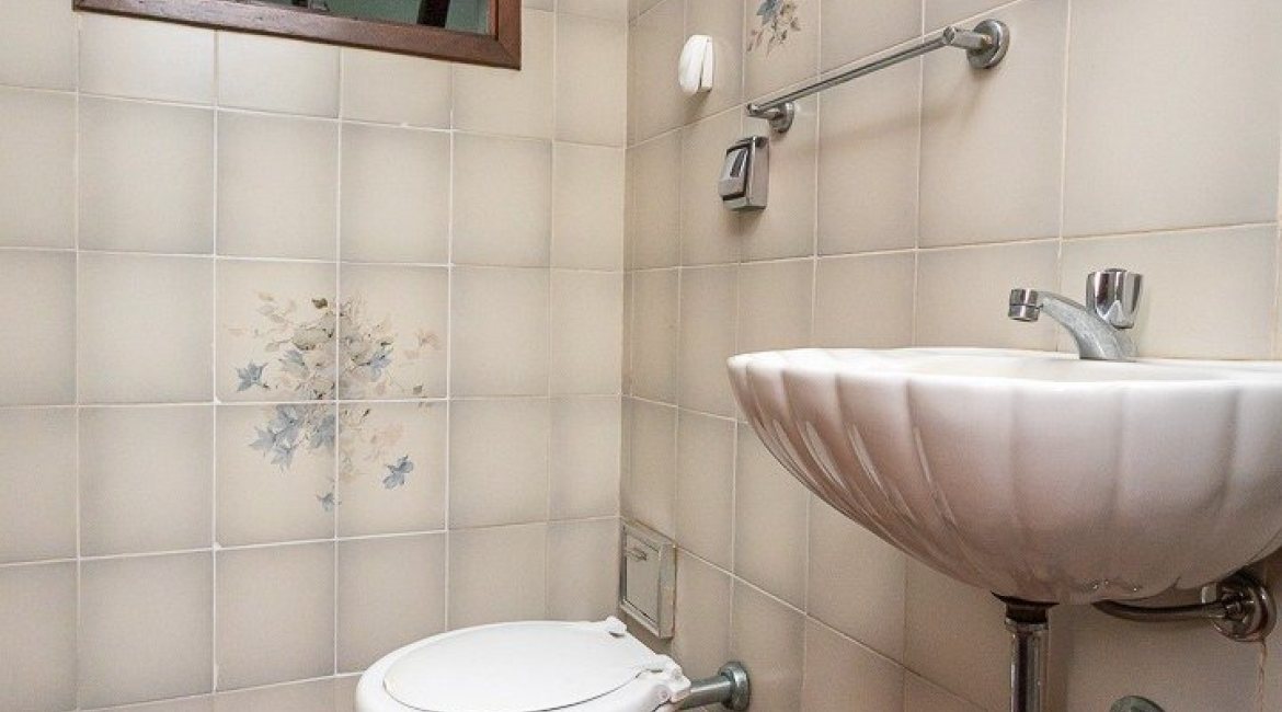 Casa à venda com 374m², 4 dormitórios, 1 suíte, 6 vagas, no bairro Jardim Isabel em Porto Alegre