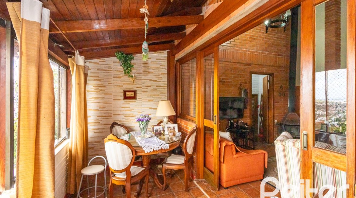 Casa à venda com 287m², 5 dormitórios, 2 suítes, 2 vagas, no bairro Teresópolis em Porto Alegre