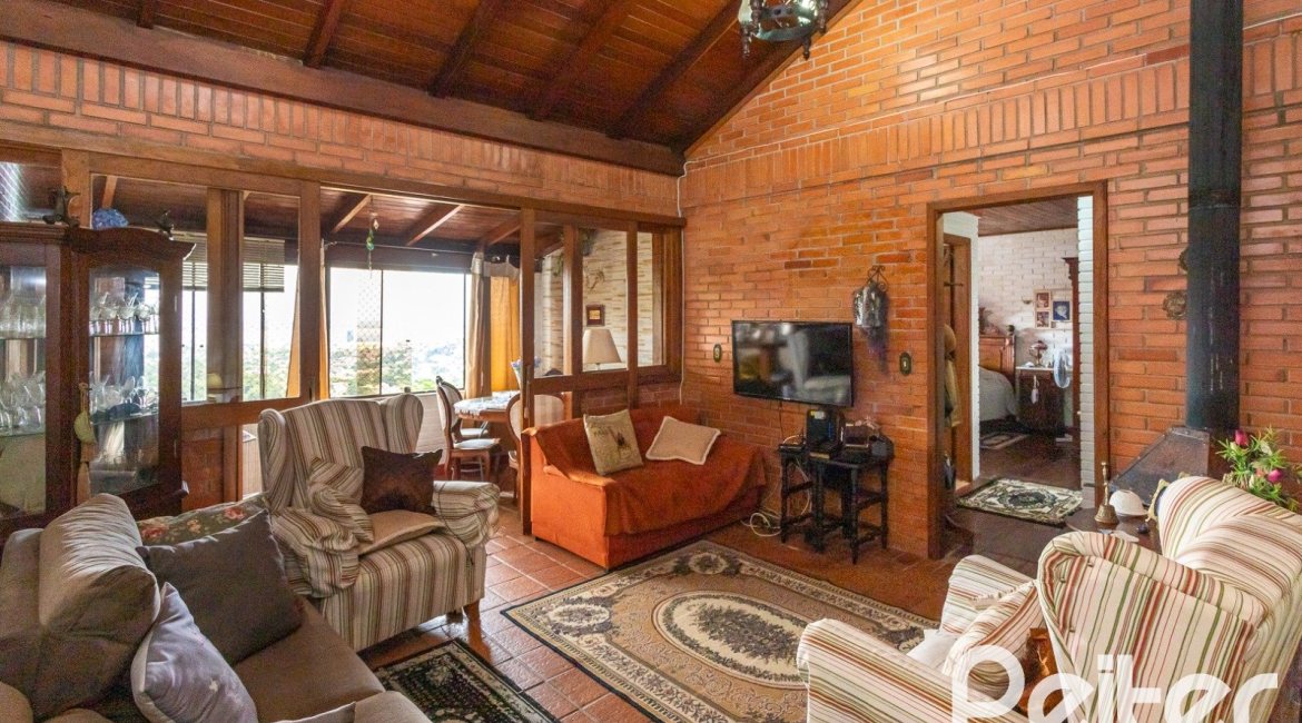 Casa à venda com 287m², 5 dormitórios, 2 suítes, 2 vagas, no bairro Teresópolis em Porto Alegre