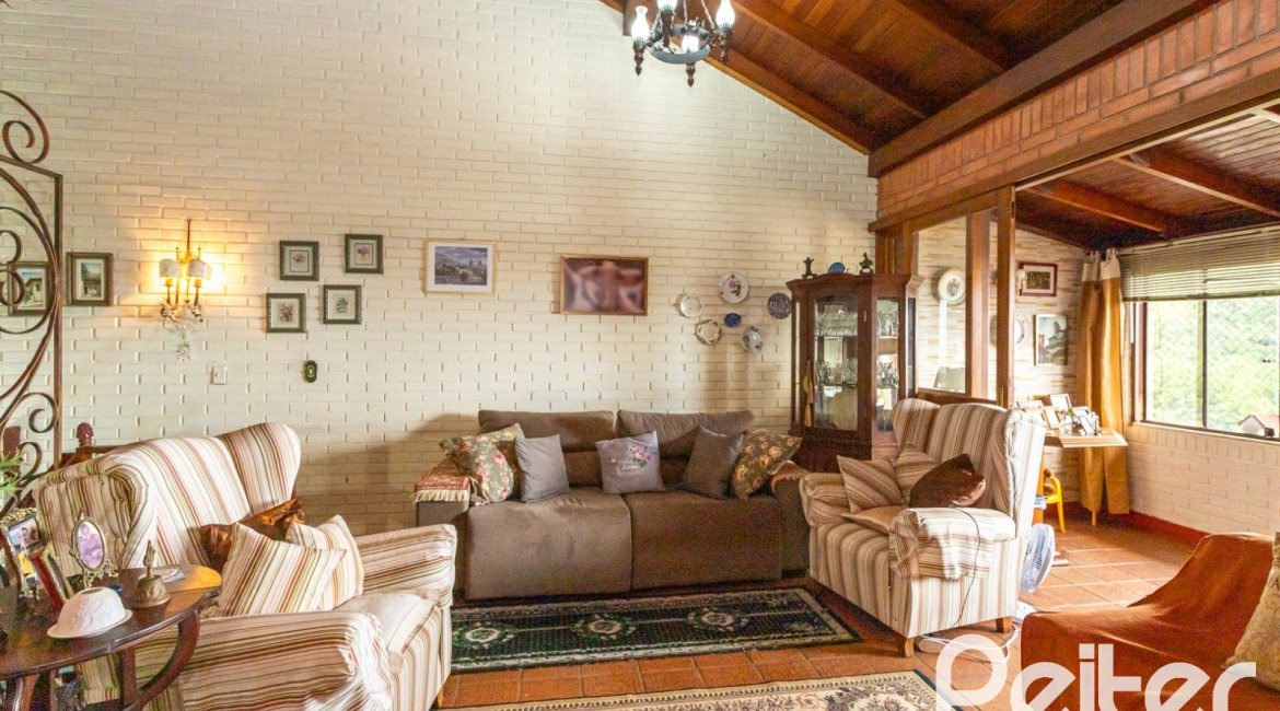 Casa à venda com 287m², 5 dormitórios, 2 suítes, 2 vagas, no bairro Teresópolis em Porto Alegre