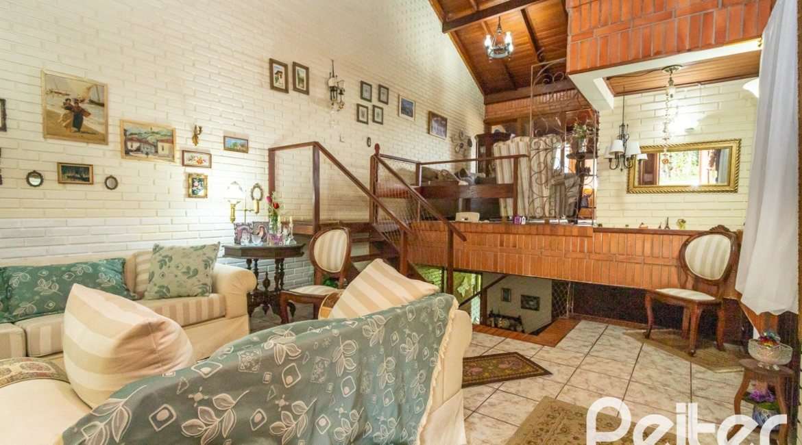 Casa à venda com 287m², 5 dormitórios, 2 suítes, 2 vagas, no bairro Teresópolis em Porto Alegre