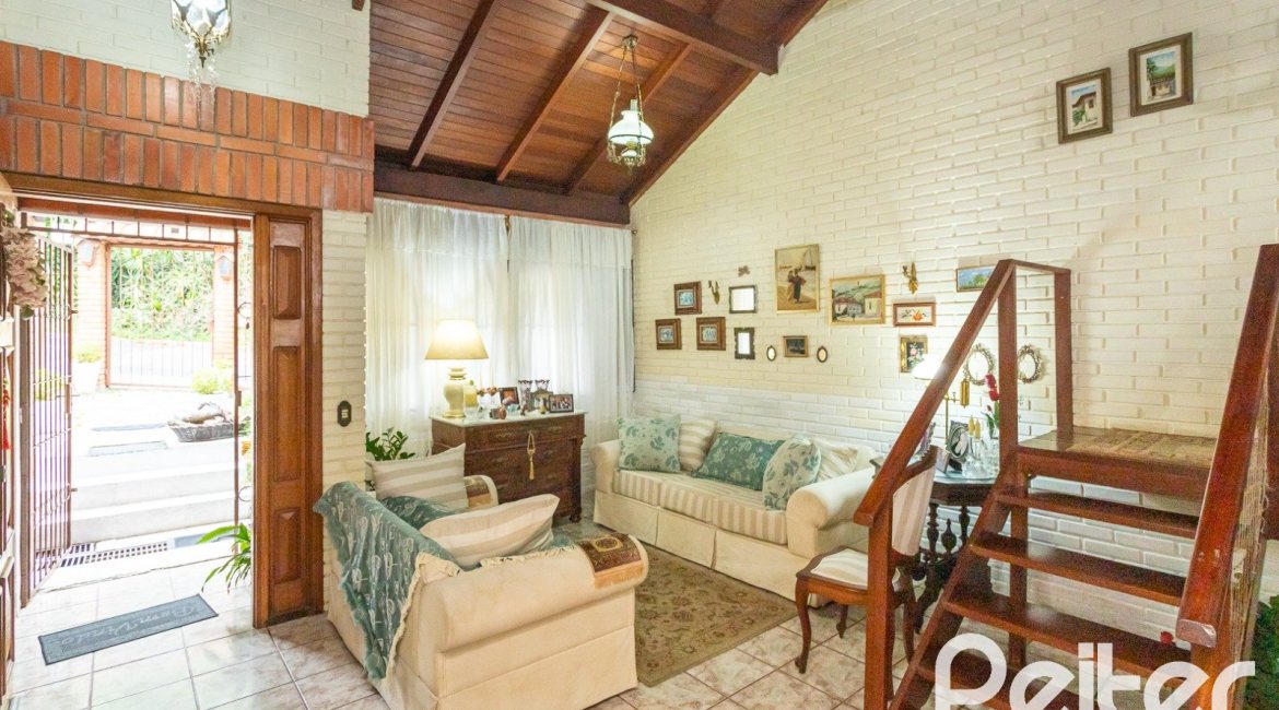 Casa à venda com 287m², 5 dormitórios, 2 suítes, 2 vagas, no bairro Teresópolis em Porto Alegre