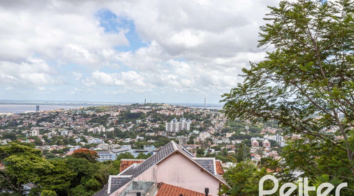 Casa à venda com 287m², 5 dormitórios, 2 suítes, 2 vagas, no bairro Teresópolis em Porto Alegre