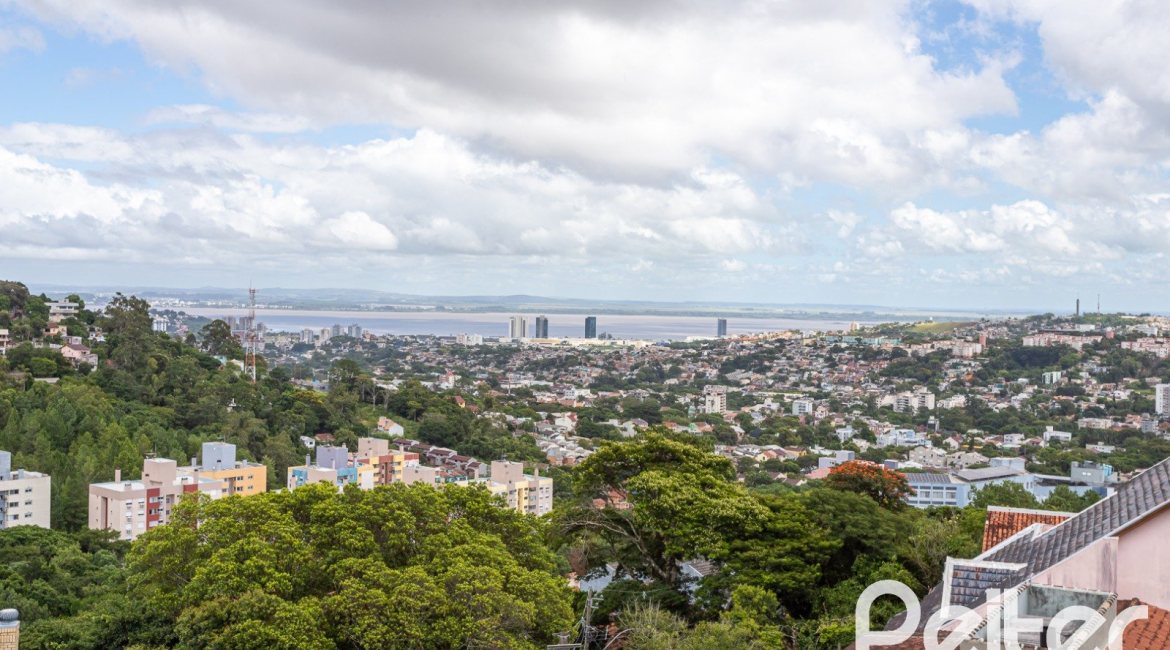Casa à venda com 287m², 5 dormitórios, 2 suítes, 2 vagas, no bairro Teresópolis em Porto Alegre