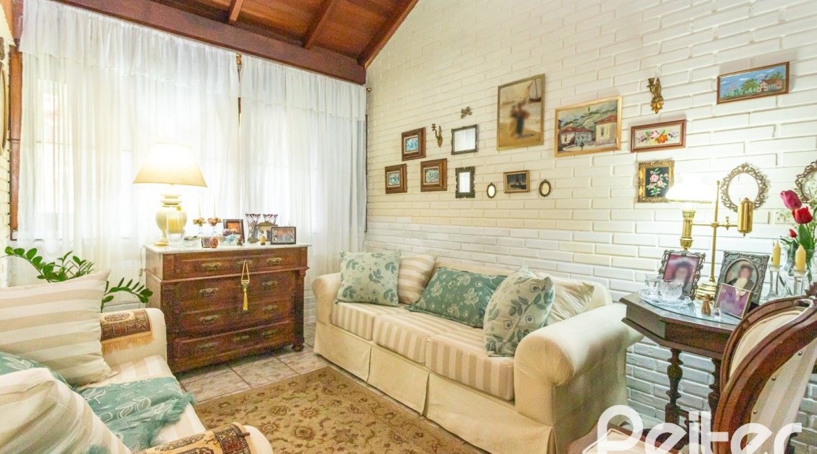 Casa à venda com 287m², 5 dormitórios, 2 suítes, 2 vagas, no bairro Teresópolis em Porto Alegre