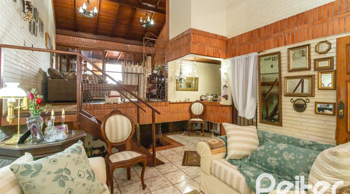 Casa à venda com 287m², 5 dormitórios, 2 suítes, 2 vagas, no bairro Teresópolis em Porto Alegre