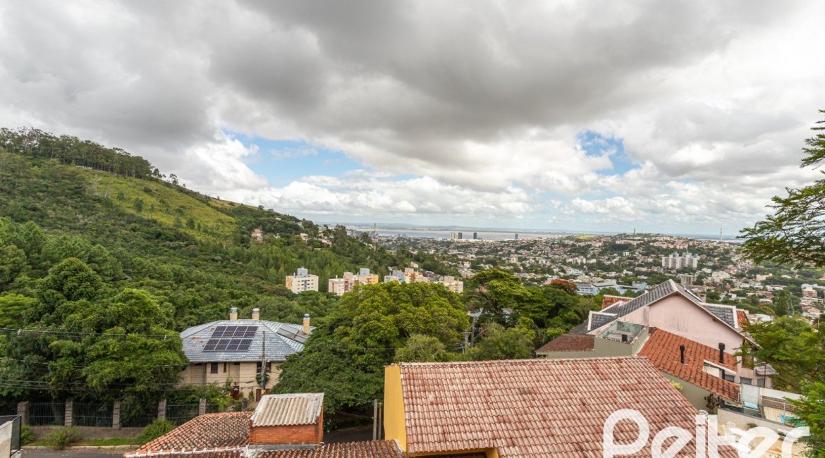 Casa à venda com 287m², 5 dormitórios, 2 suítes, 2 vagas, no bairro Teresópolis em Porto Alegre
