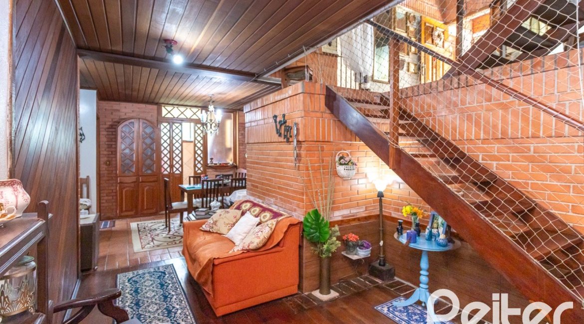 Casa à venda com 287m², 5 dormitórios, 2 suítes, 2 vagas, no bairro Teresópolis em Porto Alegre