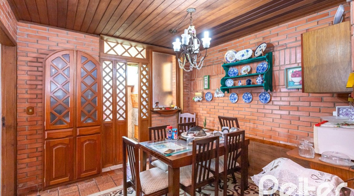 Casa à venda com 287m², 5 dormitórios, 2 suítes, 2 vagas, no bairro Teresópolis em Porto Alegre